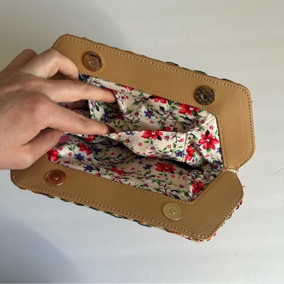 🩷NWT SHIRALEAH CHICAGO COLORFUL TROPICAL WOVEN CLUTCH PURSE TRENDING CLASP VACA - Picture 7 of 9